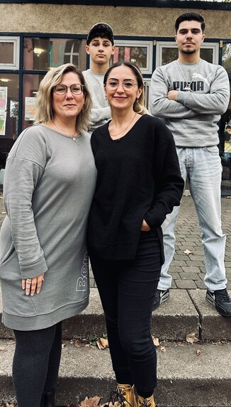 Unser Schülersprecher Hozan und sein Vertreter Bulut (obere Reihe, von rechts nach links) und unsere SV-Lehrerinnen Frau Bauroth und Frau Payri (unterer Reihe, von links nach rechts) IMG_9596